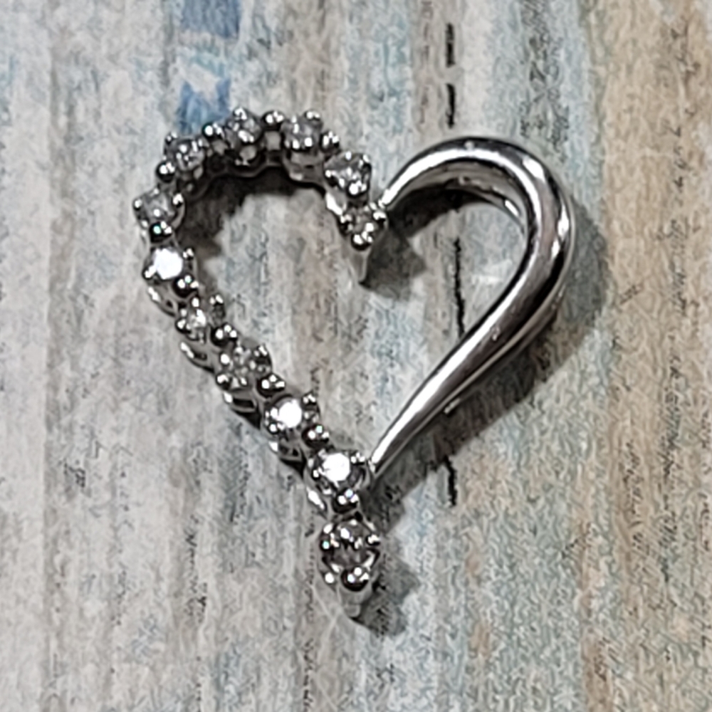 10K White Gold Open Heart Pendant. - Picture 2 of 9